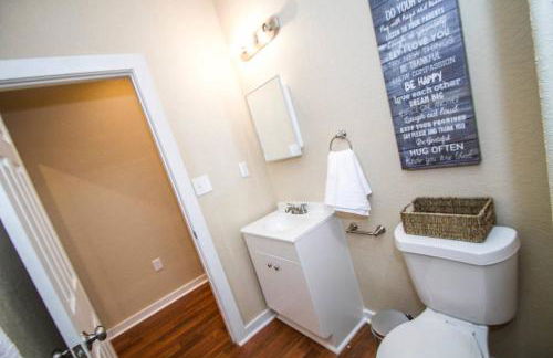 Hackberry St #A Renovated 2BR/2BA Near Downtown - Foto 32