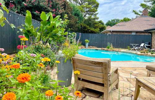 Luxe 4BR with Heated Pool and Hot Tub - Walk to Lake - Foto 1