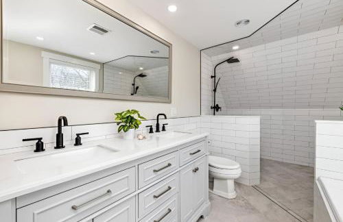 Renovated & Sophisticated Home Near Beach & Shops! - Photo 51