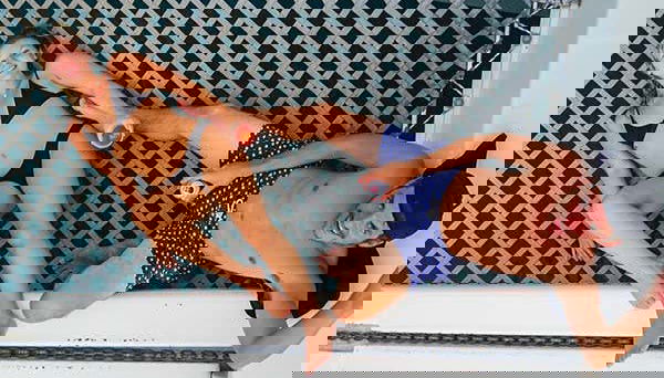 Desfrutando do passeio privado de catamarã