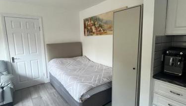 Private Studio Flat in Harrow - Photo 1