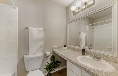 Serene King Suite Getaway - Sleeps 4 - Pool, Pkg - Foto 19