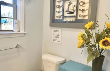 5BR Waterfront Hot Tub Kids Playscape Pets Family Compound! - Foto 38