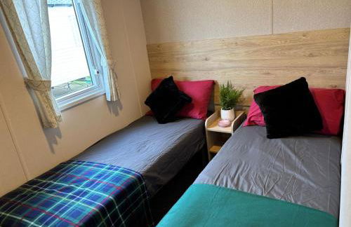 M&B Holiday Home 2025 Cozy Beach side Caravan 4 Beds, 3 Sofa Bed, 7 Sleep, Wifi, Tea and Coffee, Free Parking - Foto 10