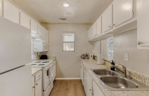 Serene King Suite Getaway - Sleeps 4 - Pool, Pkg - Foto 24