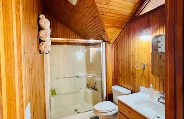 Unforgettable 4 bedroom 3 bath waterfront cabin - Photo 6