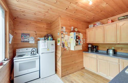 Near Snowmobiling Secluded Harmony Cabin with Deck! - Foto 8