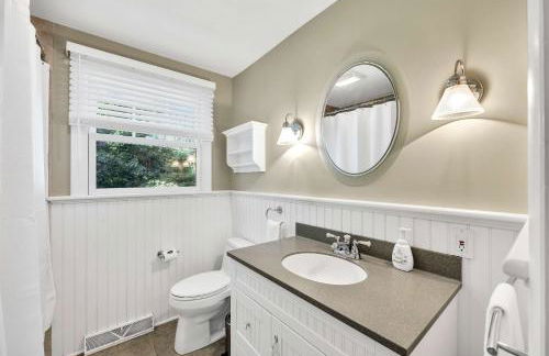 1 Story Family Home Half Mile to Beach with Patio , Grill, Office with Twin Beds, Peaceful Wooded Setting, Spacious Driveway, Garden Views, Walk to Shore, Perfect Cape Cod Getaway for Families - Foto 36