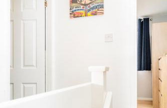 Northampton Pop Art House - Free Parking - Fast Wi Fi by AV Hughes Properties - Photo 12