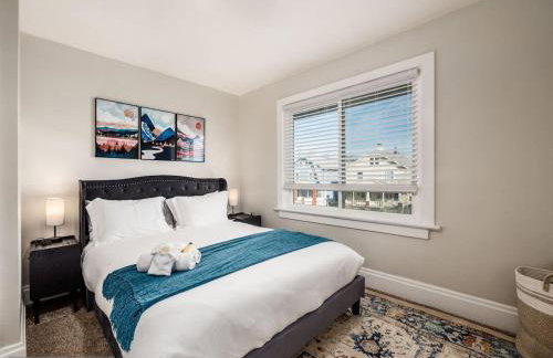 Oakwood Charm Family-Friendly 3BR Getaway - Photo 3