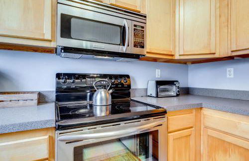 Walk to Eastern Point Beach Apt with Water View! - Foto 12