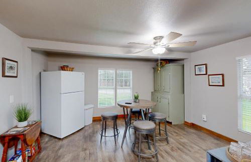 Walk to Medina River Cowboy Cottage with BBQ Pit - Foto 8