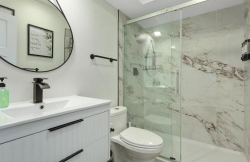 Beautiful Overland Park 3 King Bed Modern Getaway - Foto 8