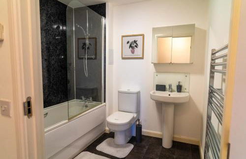 Two Bedroom En-Suite Modern Apartment Urquhart Road , Beach Area -Free Parking - Photo 12