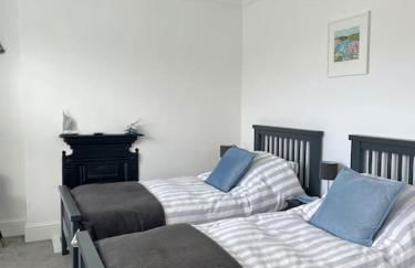 Contemporary 3-Bedroom Home with Stunning Views - Foto 13