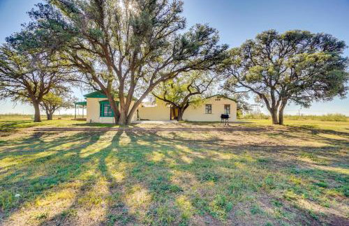 Secluded Ranch with Courtyard about 4 Mi to Odessa! - Foto 3