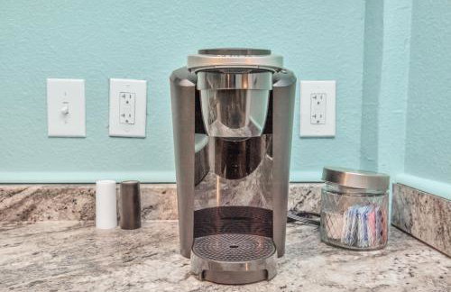 Sleep a Group of 7 in this Spacious Galveston Studio - Minutes to Beach! - Foto 8