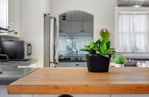 Tiny Home w MIL suite - 3 MI to DT - Foto 19