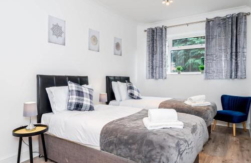 Spacious Home near Heathrow & Windsor with Parking - Photo 26