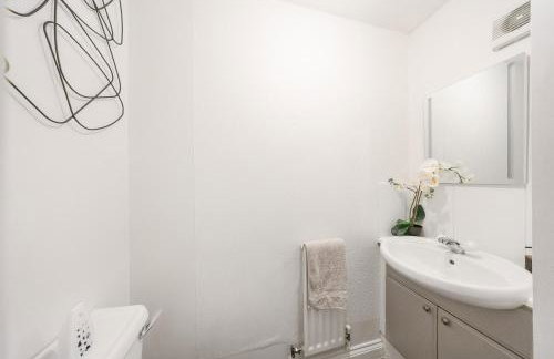 Cozy 2 Bedroom House with Driveway Parking & Garden - Foto 13