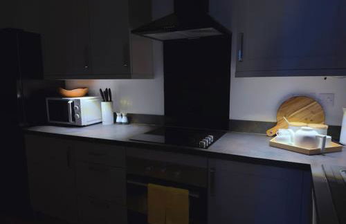 Adeluxe Home - Luxury 2 Bedroom Entire House with Free WiFi, Disney, Netflix and Amazon Prime Included - Foto 12