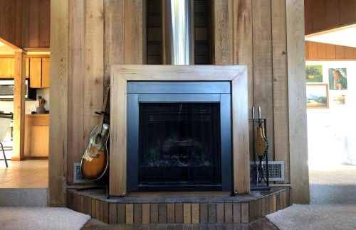 Contemporary Treetop Cabin with a Luxury Hot Tub in Idyllwild, California - Foto 7