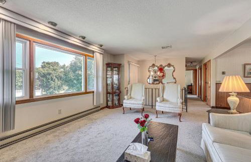 Watertown Home with Yard 1 Mi to Echo Lake Park! - Foto 6