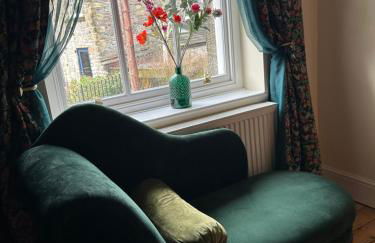 The Buxton Retreat A Luxurious 3-Storey Townhouse with Four Poster Bed and Double Jacuzzi Bath" - Photo 3