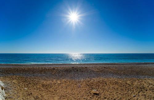 Tranquilidad a la Orilla del Mar - Foto 1