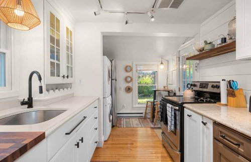 Babes Bungalow by Leavetown Vacations - Photo 8