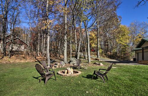 Cabin with Fire Pit and Movie Room, 1 Mi to Lake - Foto 2