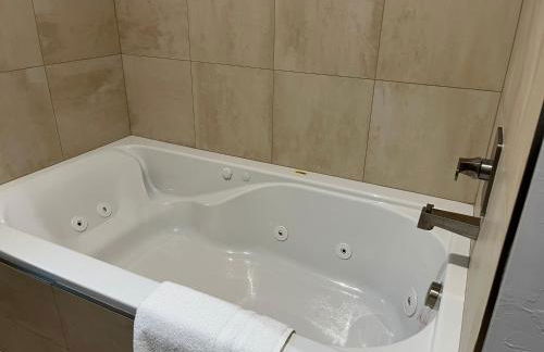 Deer Lake Cabin 3 bd Room NEWLY BUILT with Fireplace Hot Tub and EV Charger - Foto 6