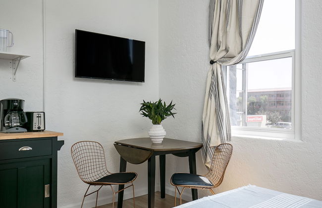 Beautiful Studio Near Hollywood! Sleeps 2! - Photo 11