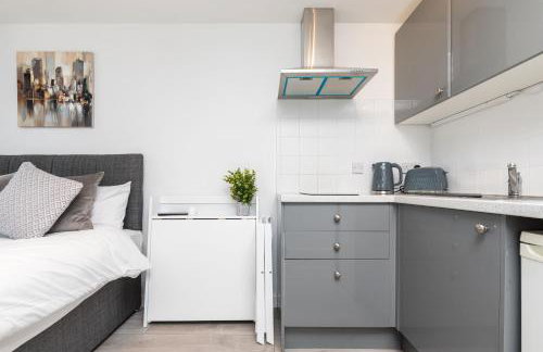 Findon- Stylish Suite 10mins close to Airport - Photo 11