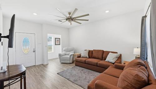 Modern Pine-Scented Retreat – 30 Mins to Beach! home - Foto 2