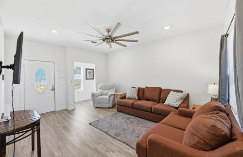 Modern Pine-Scented Retreat – 30 Mins to Beach! home - Foto 8