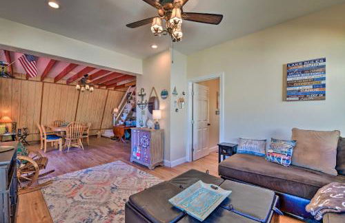 Steps to Lake! Charming Cabin Pool Access and Decks - Foto 7