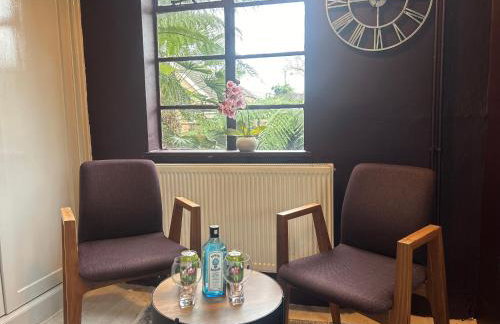 Park View is a beautiful whole entire house close to town centre, sleeps 8 in 4 rooms, 2 doubles and 4 single beds with 2 shower rooms, available for holidays, insurance stays, trades people, contractors, pets welcome - Foto 48