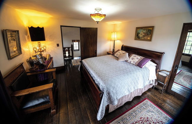 Castle on Glen - 3 Bedroom Home - Photo 3