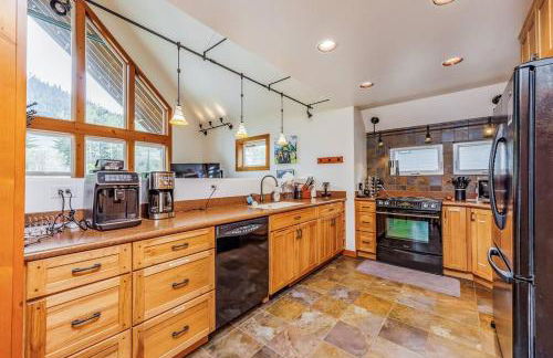 Walk-In Skiing/Tubing Across at Summit East - Foto 24