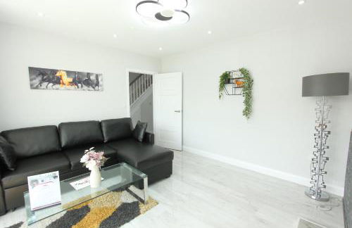 Deluxe 3 Bedroom 2 Bath House &Parking by CozyNest - Photo 7