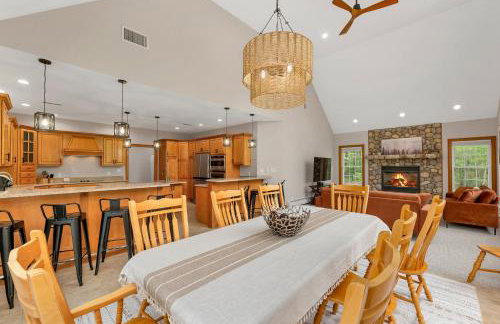 White Mountain Retreat with Theater, Fire Pit, Game Room and River Access - Foto 10