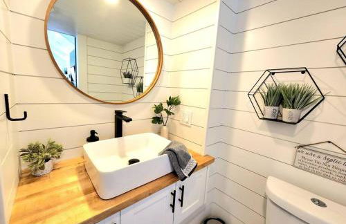 NEW Nook Tiny Home with Deck Firepit Skylights - Foto 16