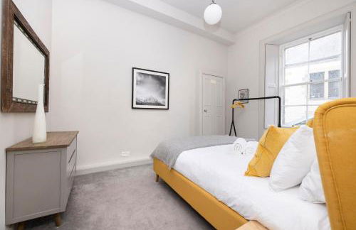 JOIVY Iconic Cockburn Street 4 Bedroom Apartment: Heart of Old Town - Foto 52