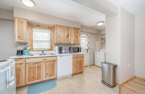 Cozy 1 Bed 1 Bath Home with Garage and Fenced Yard - Foto 12