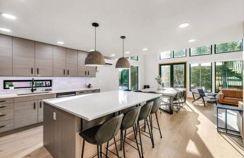 LUXE Hyak Retreat with Sauna, Hot Tub, Game Room, 6BR - Foto 65