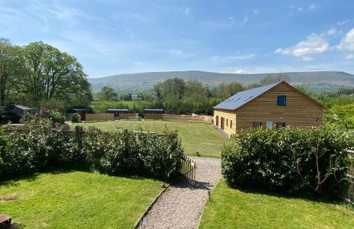 Stunning railway carriage with private hot tub - Photo 16