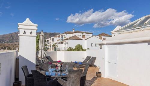 Stylish Penthouse Duplex at Matchroom Country Club - Photo 2