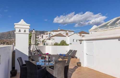 Stylish Penthouse Duplex at Matchroom Country Club - Photo 2