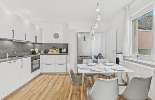 BAT Home Solutions Saarburg Altstadt - alles was ein Hotel nicht bietet - 3 Apartments 45 bis 75 qm für bis zu 12 Personen - direkt unter der Burg - 2 Min zur Altstadt - Weinbergblick, Heimkino und E-Ladesäulen - Foto 44